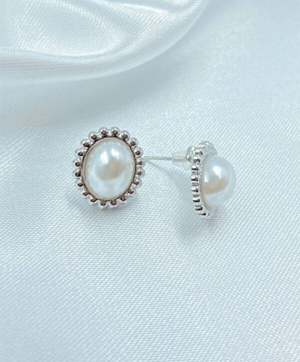 Little Vintage Pearl Earrings - Image 3